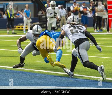 Inglewood, États-Unis. 11th septembre 2022. DeAndre carter, le récepteur de chargeurs, tire dans une prise de contact pendant la première moitié d'un match entre les Chargers de Los Angeles et les Raiders d'Oakland au stade SOFI à Inglewood CA, Sunday 11 septembre 2022. Photo de Mike Goulding/UPI crédit: UPI/Alay Live News Banque D'Images