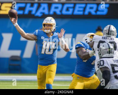 Inglewood, États-Unis. 11th septembre 2022. Justin Herbert (10), le quarterback des chargeurs, passe sur le terrain pendant la deuxième moitié d'un match entre les Chargers de Los Angeles et les Raiders d'Oakland au stade SOFI d'Inglewood, Californie du dimanche 11 septembre 2022. Photo de Mike Goulding/UPI crédit: UPI/Alay Live News Banque D'Images