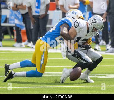 Inglewood, États-Unis. 11th septembre 2022. Sécurité des chargeurs Nasir Adderley (24) encode le ballon du grand récepteur de Raiders Hunter Renfrow (13) qui a été récupéré par les Raiders pendant la deuxième moitié d'un match entre les Chargers de Los Angeles et les Raiders d'Oakland au stade SOFI à Inglewood CA, Sunday 11 septembre 2022. Photo de Mike Goulding/UPI crédit: UPI/Alay Live News Banque D'Images