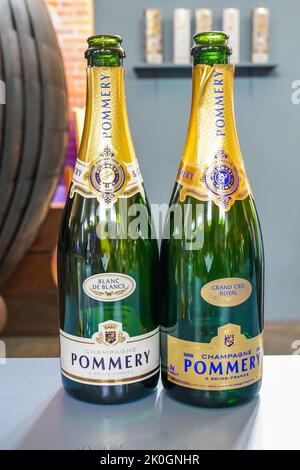 Bouteilles de champagne Pommery à la cave à vins et siège historique du producteur français de champagne Vranken-Pommery à Reims Banque D'Images