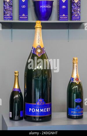 Bouteilles de champagne Pommery à la cave à vins et siège historique du producteur français de champagne Vranken-Pommery à Reims Banque D'Images