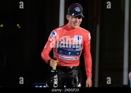 Madrid, Espagne. 11th septembre 2022. Remco Evenepoel de Belgique et Team Quick-Step - Alpha Vinyl célèbre après avoir remporté le Red leader Jersey sur le podium après le Tour d'Espagne 77th 2022. Le cavalier belge Remco Evenepoel a remporté sa première victoire Grand Tour dans la Vuelta a Espana à Madrid. L'homme de 22 ans a dominé la course de trois semaines et a remporté la victoire après 21st. (Photo par Atilano Garcia/SOPA Images/Sipa USA) crédit: SIPA USA/Alay Live News Banque D'Images