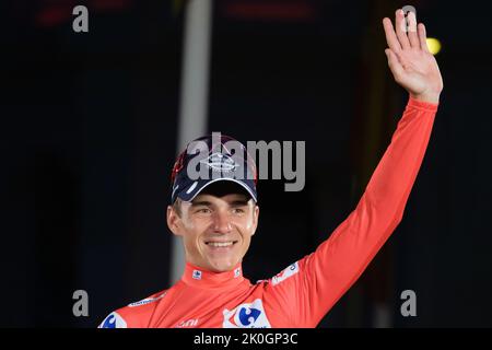 Madrid, Espagne. 11th septembre 2022. Remco Evenepoel de Belgique et Team Quick-Step - Alpha Vinyl célèbre après avoir remporté le Red leader Jersey sur le podium après le Tour d'Espagne 77th 2022. Le cavalier belge Remco Evenepoel a remporté sa première victoire Grand Tour dans la Vuelta a Espana à Madrid. L'homme de 22 ans a dominé la course de trois semaines et a remporté la victoire après 21st. (Photo par Atilano Garcia/SOPA Images/Sipa USA) crédit: SIPA USA/Alay Live News Banque D'Images