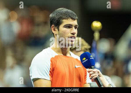 New York, NY - 11 septembre 2022: Carlos Alcaraz d'Espagne parle après la victoire en finale des championnats américains d'Open contre Casper Ruud de Norvège au Centre national de tennis de l'USTA Billie Jean King Banque D'Images