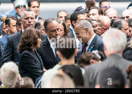 New York, NY - 11 septembre 2022: Le vice-président Kamala Harris, le second Gentlement Doug Emhoff et le sénateur Charles Schumer assistent à la commémoration du 21st anniversaire du Mémorial du 9/11 septembre au WTC Banque D'Images