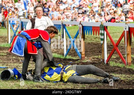 Hever, Royaume-Uni - 28 juillet 2013: Premiers secours à l'cavalier lors d'un tournoi au château de Hever dans le Kent, Angleterre Banque D'Images