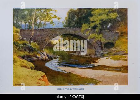 Brig o' Turk est un petit village rural historiquement dans le Perthshire le village est nommé d'après le pont de Brig o'Turk au-dessus de la rivière Turk peinture par E. W. Haslehust, du livre ' Loch Lomond, Loch Katrine et les Trossachs ' par Eyre-Todd, George, 1862-1937 Date de publication 1900 Editeur Londres : Blackie Banque D'Images