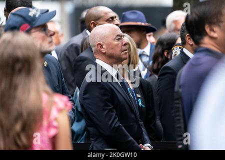 New York, NY - 11 septembre 2022: Le secrétaire à la sécurité intérieure Alejandro Mayorkas participe à la commémoration du 21st anniversaire du Mémorial du 9/11 septembre au WTC Banque D'Images