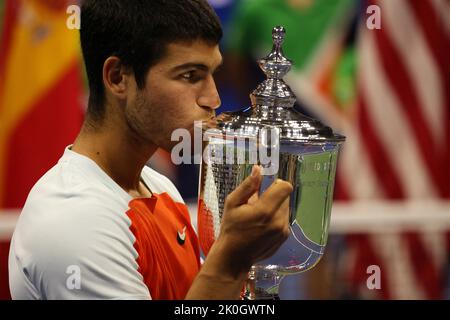 NEW YORK, NY - 11 septembre : Carlos Alcaraz, d'Espagne, embrasse le trophée après avoir battu Casper Rudd, de Norvège, dans la finale masculine de l'US Open au Centre national de tennis de l'USTA Billie Jean King sur 11 septembre 2022 à New York. ( Credit: Adam Stoltman / Alamy Live News Banque D'Images
