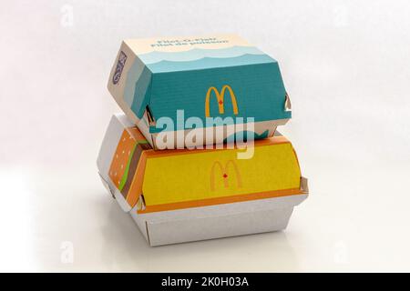 Calgary (Alberta). Canada. 11 septembre 2022. Un Big Mac McDonald's et un hamburger de filet-o-poisson. Banque D'Images