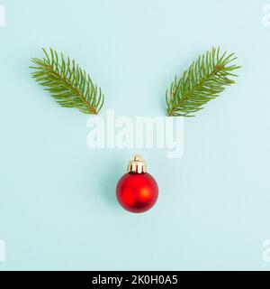 Visage d'un renne avec un nez de boule rouge et des bois de sapin, carte de vœux de joyeux noël Banque D'Images