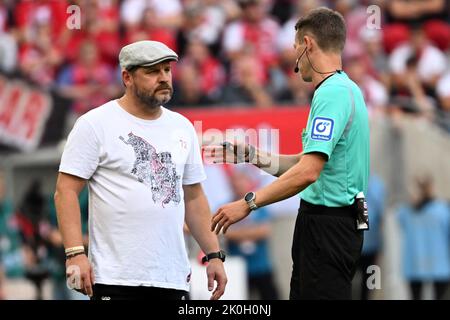 Cologne, Allemagne. 11th septembre 2022. Football: Bundesliga, 1. FC Köln - 1. FC Union Berlin, Matchday 6, RheinEnergieStadion. Steffen Baumgart, entraîneur de Cologne (l), parle à l'arbitre Benjamin Cortus. Credit: Federico Gambarini/dpa - NOTE IMPORTANTE: Conformément aux exigences de la DFL Deutsche Fußball Liga et de la DFB Deutscher Fußball-Bund, il est interdit d'utiliser ou d'avoir utilisé des photos prises dans le stade et/ou du match sous forme de séquences et/ou de séries de photos de type vidéo./dpa/Alay Live News Banque D'Images