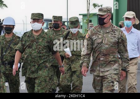 Le général Yoshide Yoshida(L2), chef d'état-major de la Force d'autodéfense terrestre du Japon et le général Charles A. Flynn(R2), commandant général de l'armée américaine du Pacifique, inspectent le camp Amami à Amami, préfecture de Kagoshima, au Japon, sur 8 septembre 2022. Credit: AFLO/Alay Live News Banque D'Images