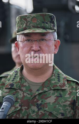 Le général Yoshide Yoshida, chef d'état-major de la Force d'autodéfense au sol du Japon, inspecte le camp Amami à Amami, préfecture de Kagoshima, au Japon, sur 8 septembre 2022. Credit: AFLO/Alay Live News Banque D'Images