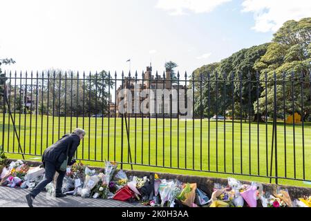 Lundi 12th septembre 2022, Sydney, Australie. En respectant et en rendant hommage à la reine Elizabeth, les Australiens laissent des fleurs et des cartes à Government House, dans le centre-ville de Sydney, en Nouvelle-Galles du Sud, en Australie. Credit: martin Berry/Alay Live News Banque D'Images