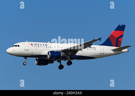 Richmond, Colombie-Britannique, Canada. 10th septembre 2022. Un avion de ligne Airbus A319 de Delta Air Lines (N339NB) aéroporté sur une approche finale pour l'atterrissage à l'aéroport international de Vancouver. (Image de crédit : © Bayne Stanley/ZUMA Press Wire) Banque D'Images