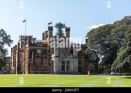 Lundi 12th septembre 2022, Sydney, Australie. En respectant et en rendant hommage à la reine Elizabeth, les Australiens laissent des fleurs et des cartes à Government House, dans le centre-ville de Sydney, les drapeaux volent également en Berne à Government House, en Nouvelle-Galles du Sud, en Australie. Credit: martin Berry/Alay Live News Banque D'Images