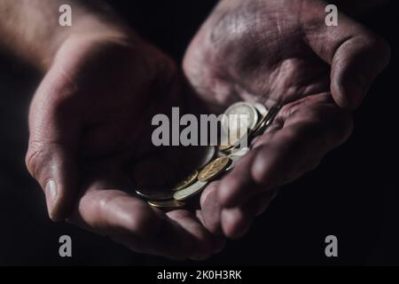 Main d'homme tenant l'argent roubles sur un fond noir, gros plan. De l'argent russe dans les mains sales d'un pauvre sur fond sombre Banque D'Images