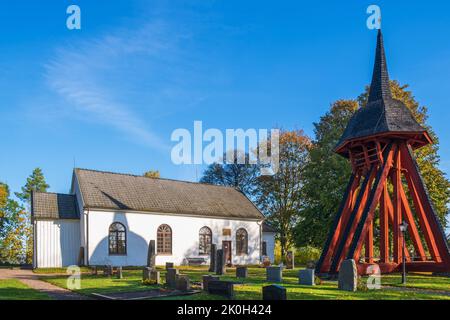 Église avec un beffroi dans un cimetière Banque D'Images