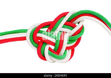 Nœud celtique en forme de coeur fait de cordes tressées peint les couleurs du drapeau national de l'Italie sur fond blanc. Unité créative, foi et prote Banque D'Images