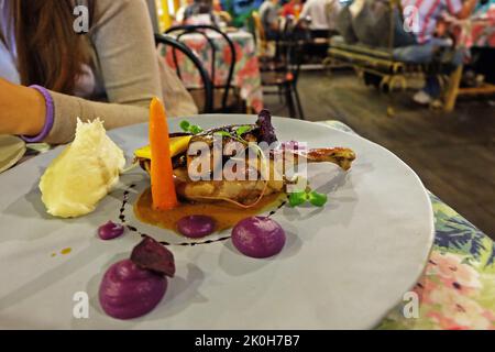 Gros plan de foie gras poêlé servi avec du pain grillé au gingembre croustillant et de la salade balsamique verte Banque D'Images