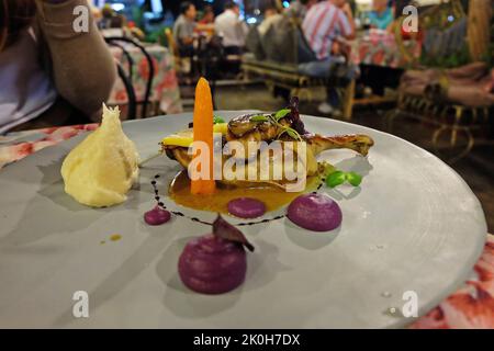 Gros plan de foie gras poêlé servi avec du pain grillé au gingembre croustillant et de la salade balsamique verte Banque D'Images