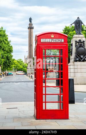 Cabine téléphonique rouge devant la place Waterloo place. Londres, Angleterre, Royaume-Uni. Mise au point sélective Banque D'Images