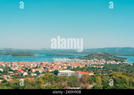 Vue aérienne de la ville de Murter, île de Murter, Croatie. Banque D'Images