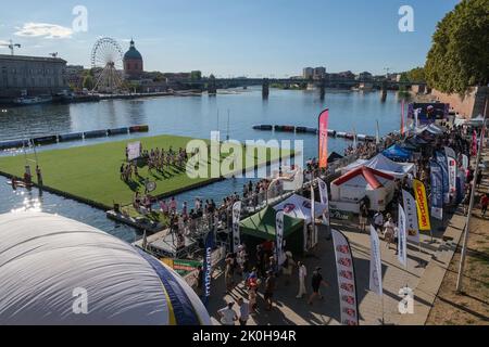 Pour l'édition 2022 de WateRugby, une trentaine de grands noms du rugby français et international se sont réunis à Toulouse (France), de 8 septembre à 11. Le concept: Un champ flottant de 35 x 40 m, sans toucher ni dans le but; pour marquer, ils doivent plonger dans l'eau. 11 septembre 2022. Photo de Patrick Batard/ABACAPRESS.COM Banque D'Images