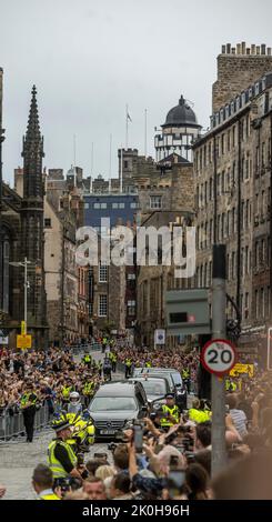 Édimbourg, Royaume-Uni. 11th septembre 2022. Royal Mile. Le cercueil de la Reine Elizabeth II arrive aujourd'hui au centre-ville d'Édimbourg lors de son voyage de Balmoral au palais Holyrood. Le cercueil et la procession des voitures ont passé des milliers de membres du public qui ont bordi les milles royaux et ont brisé les applaudissements du cercueil passé. C'est une vue sur le Royal Mile en direction du château d'Édimbourg, où la procession a passé des milliers de personnes jusqu'au palais Holyrood. Pic Credit: phil wilkinson/Alay Live News Banque D'Images