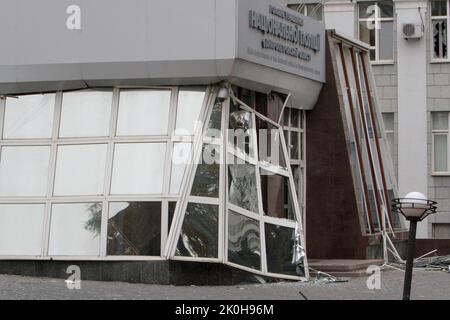 Non exclusif: DNIPRO, UKRAINE - 11 SEPTEMBRE 2022 - le bâtiment du département principal de la police nationale dans la région de Dnipropetrovsk montre des dégâts Banque D'Images