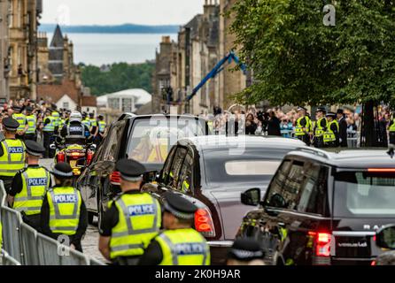 Édimbourg, Royaume-Uni. 11th septembre 2022. Royal Mile. Le cercueil de la Reine Elizabeth II arrive aujourd'hui au centre-ville d'Édimbourg lors de son voyage de Balmoral au palais Holyrood. Le cercueil et la procession des voitures ont passé des milliers de membres du public qui ont bordi les milles royaux et ont brisé les applaudissements du cercueil passé. C'est une vue sur la cathédrale St Giles, où le cercueil sera emmené demain avec les membres de la famille royale. Pic Credit: phil wilkinson/Alay Live News Banque D'Images