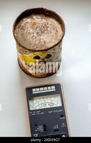 Instrument d'étude de radiation portatif détectant les matières radioactives dans le boîtier. Symbole de danger de rayonnement ionisant sur l'emballage Banque D'Images