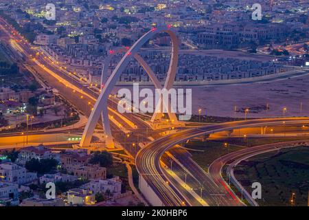 Pont Al Wahda le plus haut monument de la ville. Connu sous le nom de 56 Pont de la ville de Doha Arch Banque D'Images