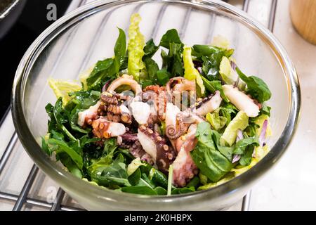 Salade de pieuvre. Fruits de mer frais faits maison prêts à servir et à manger. Aliments biologiques. Banque D'Images