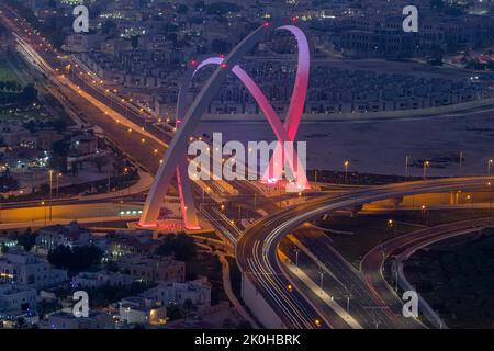 Pont Al Wahda le plus haut monument de la ville. Connu sous le nom de 56 Pont de la ville de Doha Arch Banque D'Images