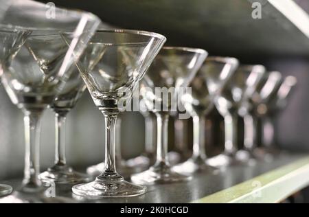 Vaisselle en verre dans un placard en bois d'époque Banque D'Images