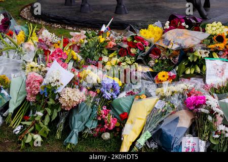 Newmarket, Royaume-Uni. 11 septembre 2022. Hommages floraux laissés à la mémoire de la reine Elizabeth II après sa mort le 8th septembre sur une statue en bronze conçue par Etienne Millner, qui est située à l'entrée de l'hippodrome de Newmarket qui a été un cadeau de la ville l'année de son anniversaire de 90th. Crédit : Mark Bullimore/Alamy Live News Banque D'Images