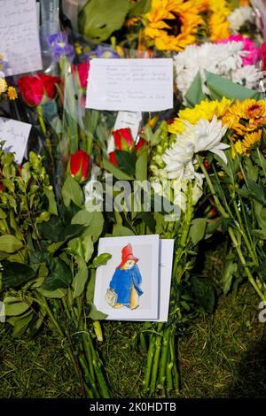 Newmarket, Royaume-Uni. 11 septembre 2022. Hommages floraux laissés à la mémoire de la reine Elizabeth II après sa mort le 8th septembre sur une statue en bronze conçue par Etienne Millner, qui est située à l'entrée de l'hippodrome de Newmarket qui a été un cadeau de la ville l'année de son anniversaire de 90th. Crédit : Mark Bullimore/Alamy Live News Banque D'Images