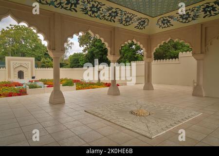 Vue depuis le pavillon dans le jardin indien Char Bagh, qui fait partie du parc Hamilton Gardens, Hamilton, Nouvelle-Zélande Banque D'Images