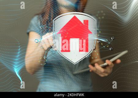 Un gros plan d'une femme tenant une tablette avec 3D maison dans le cyberespace - concept de données à la maison Banque D'Images