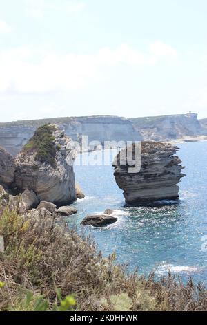 Une photo verticale des falaises de calcaire blanc de Bonifacio dans la réserve naturelle des Bouches de Bonifacio Banque D'Images
