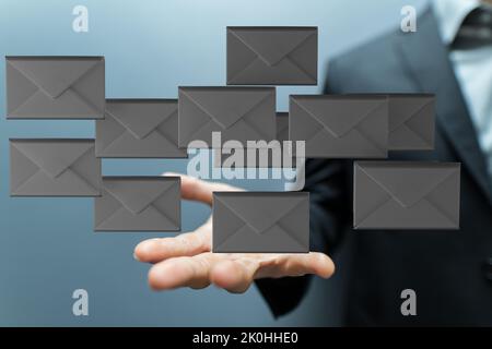 Personne affichant 3D icônes de messagerie sur un arrière-plan flou Banque D'Images