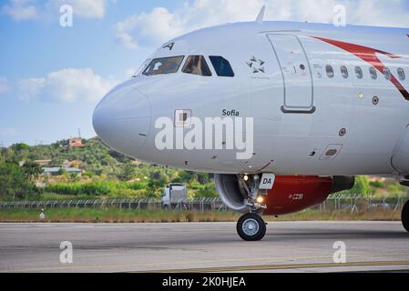 L'avion d'Austrian Airlines sur la piste de l'aéroport de Skiathos, Grèce Banque D'Images