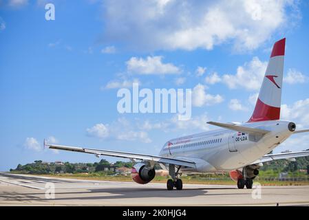 L'avion d'Austrian Airlines sur la piste de l'aéroport de Skiathos, Grèce Banque D'Images