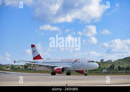 L'avion d'Austrian Airlines sur la piste de l'aéroport de Skiathos, Grèce Banque D'Images