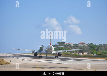 L'avion d'Austrian Airlines sur la piste de l'aéroport de Skiathos, Grèce Banque D'Images