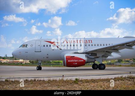 L'avion d'Austrian Airlines sur la piste de l'aéroport de Skiathos, Grèce Banque D'Images