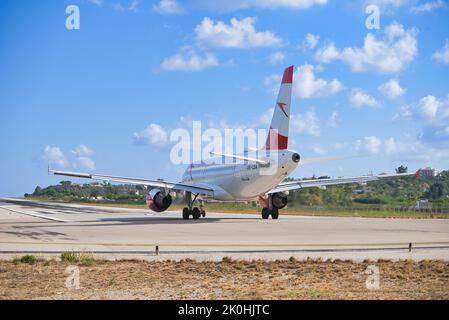 L'avion d'Austrian Airlines sur la piste de l'aéroport de Skiathos, Grèce Banque D'Images