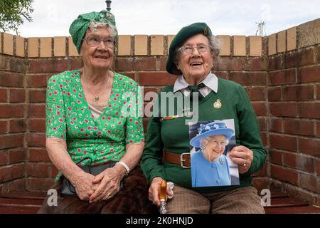 Watchet, Somerset, Royaume-Uni. 11th septembre 2022. Une dame est fière d'avoir une carte qu'elle a récemment reçue de la Reine pour son anniversaire de 100dth ans. Les femmes pleurant un week-end des années 1940 à Watchet. Crédit, crédit: Natasha Quarmby/Alay Live News Banque D'Images